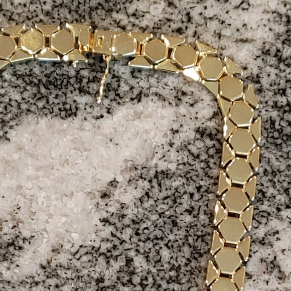 Lori Greiner Jewelry - NWOT Women's chain necklace. Gold tone, with closure on back.